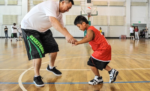 图文:吉林东北虎篮球训练营开营 教练很耐心
