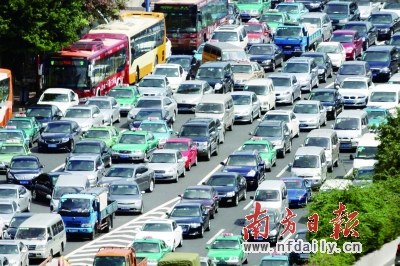 广州市交通运行正进入临界点，对小客车总量调控势在必行。
