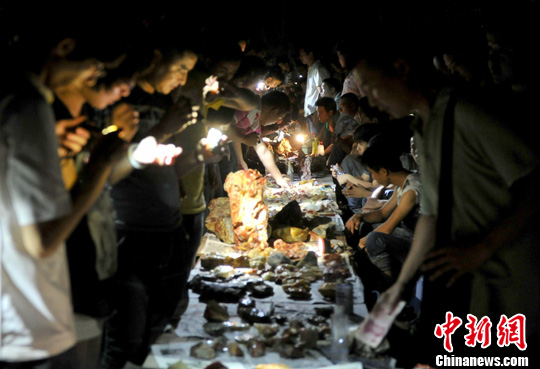 7月11日晚，福州民众聚集晋安区樟林村“夜赌”寿山石。中新社发 王东明 摄