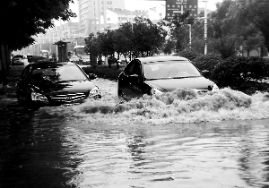 江苏镇江车辆“水中游”。