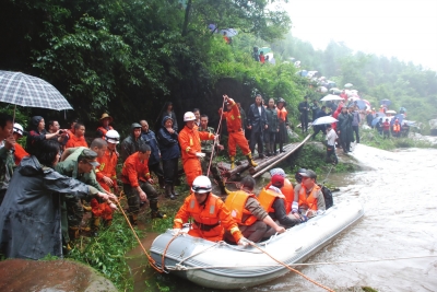 7月15日，救援正在雅安市雨城区晏场镇高叠洞紧张地进行。