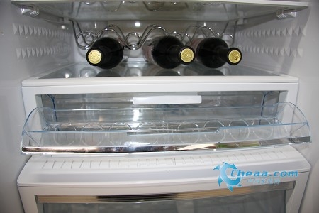 美菱BCD-310WPB冰箱冷藏室内悬浮专用红酒窖，奢华的设计，给您一个私人“红酒庄园”。创新两截式组合搁架，既可分开单独使用，也可伸缩、组合使用，满足多变空间需求。