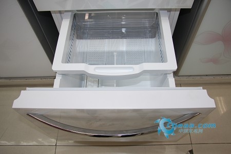 美菱BCD-310WPB冰箱冷冻室采用双层抽屉托盘与可移动隔板的设计，合理布局，使食物之间都有了各自的空间，食物不串味，保鲜更持久。