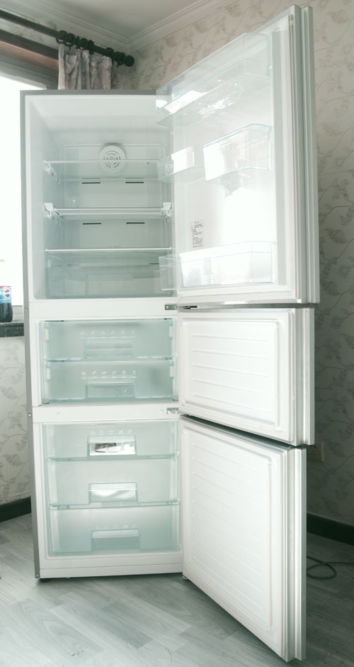 整体看储物空间比较宽裕，中间变温区也有两个抽屉可以放东西，一会再来单独看冷藏室的空间利用情况。