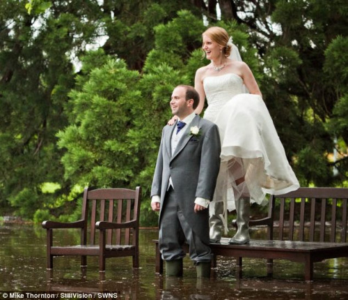 新浪新娘结婚的美好心情丝毫没被大雨和积水给破坏