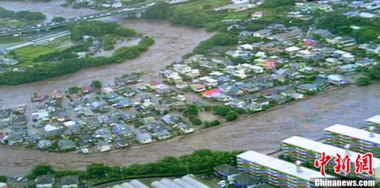 当地时间2012年7月12日，日本九州北部遭遇强降雨，导致熊本市内河水泛滥。图为熊本县警方航拍的视频画面。东方IC 版权作品 请勿转载