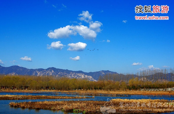 在公園牆外的上莊水庫邊上停車,享受村民提供的釣