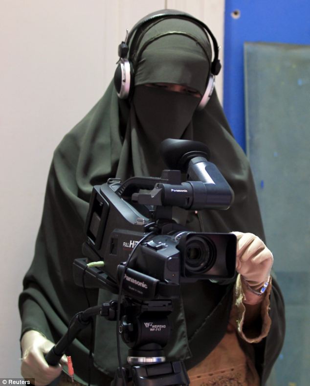 埃及美女记者图片