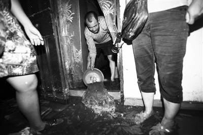 7月21日晚，丰台五里店南里小区16号楼地下室内被淹，3名人员被困。 实习生 王飞 摄