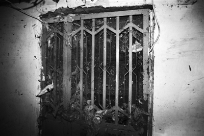 丰台五里店南里小区16号楼地下室，一名遇难者家的铁门。 实习生 王飞 摄