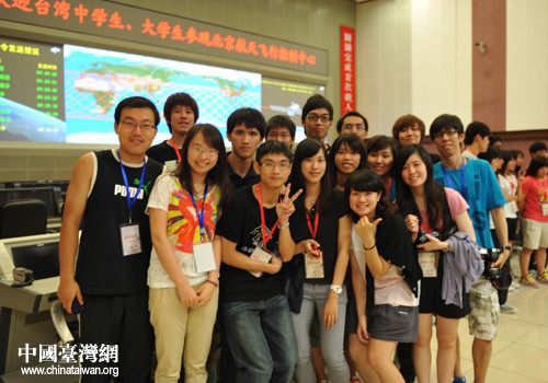台湾大学生在北京航天城合影留念。北京市台办 马宇衡 摄