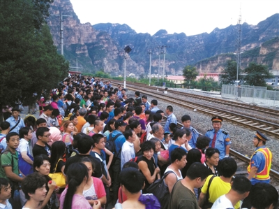 昨日20时左右，野三坡火车站，约有1600名乘客在站台等待回京的列车。新京报记者 王瑞锋 摄