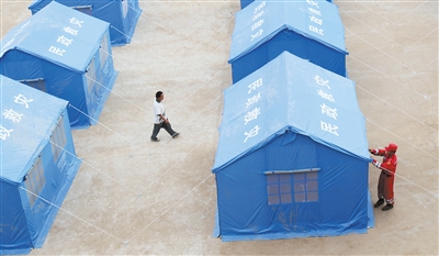 北车营完全小学，刚搭建好的20顶帐篷成为临时安置点。