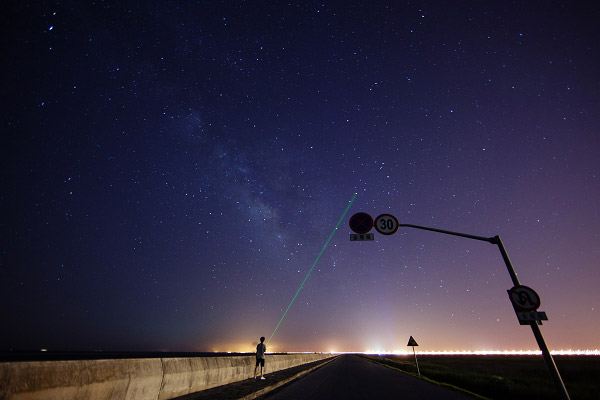 80公里来到南汇嘴观海公园附近拍下了这张能清晰看到满天星斗的星空图