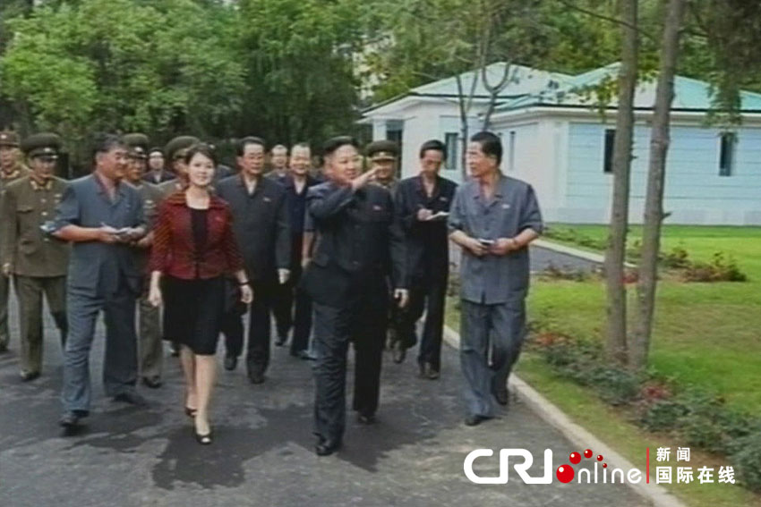 国际在线消息：2012年7月25日消息，朝鲜领导人金正恩对绫罗人民游乐场工作进行现场指导，神秘女子再次陪同视察。
