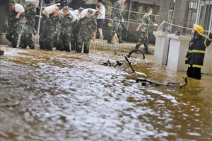 几天来深圳最大累计雨量出现在梧桐村站，达364毫米。 晶报记者 高雷 赖犁/摄