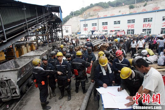 山西洪洞一煤矿发生透水12人被困，救援工作有条不紊。张云 摄