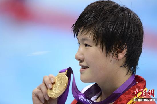 当地时间7月31日，中国选手叶诗文在伦敦奥运女子200米混合泳比赛中，延续了此前的神奇状态，以2分07秒57的成绩夺得冠军，摘得个人第二金。图为叶诗文登台领奖。记者 廖攀 摄