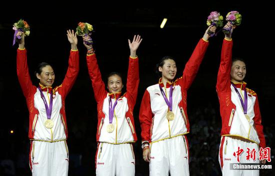 当地时间8月4日，中国女子重剑队的李娜、骆晓娟、孙玉洁、许安琪四位姑娘不负重望，以39：25击败韩国队，夺得女子重剑团体金牌。东方IC 版权作品 请勿转载