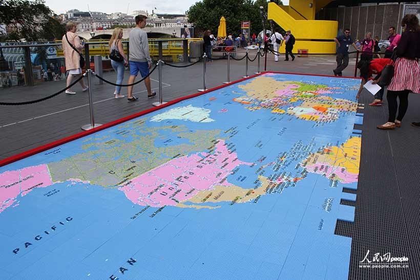 主办方组织大家用乐高玩具拼接成世界地图