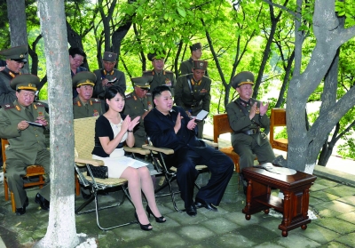 时事快报 0 金正恩视察军队   据朝中社8月7日提供的照片显示,朝鲜