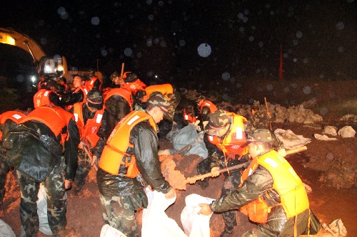 0南昌,2012年8月11日 景德鎮昌江出現險情 武警官兵雨夜搶築堤壩 8月