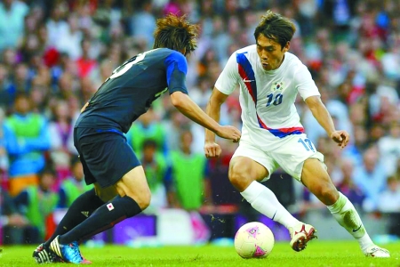 韩国2∶0日本，夺得奥运会男足季军，朴周永（右）为韩国打进一球。