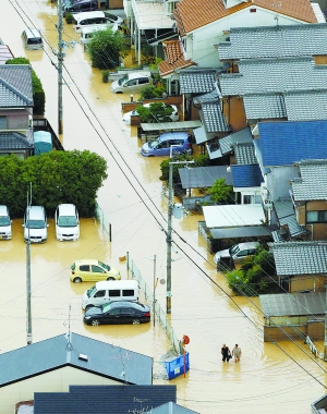 8月14日,在日本京都,洪水淹没街道