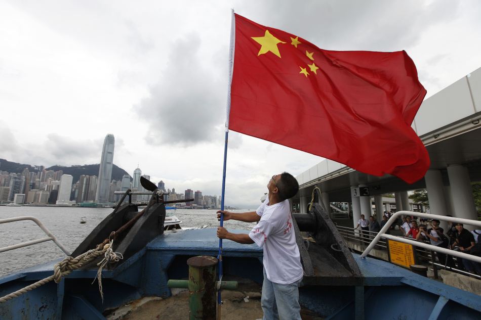 香港保钓行动委员会成员将中国国旗插在船上