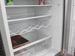 变温室可根据食物的种类，给不同的食物营造适宜的保存环境，令您的食物可以保持完美色泽，口感与营养。冻肉轻松切，无需等待解冻。