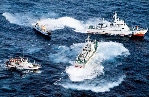 1997年5月，两艘日本海上保安厅巡逻舰(右)围堵前往钓鱼岛的台湾船只