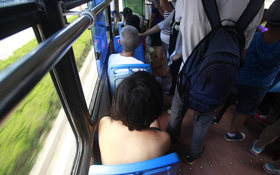 2济南一名女子光裸上身坐公交(来源:中国网络电视台)