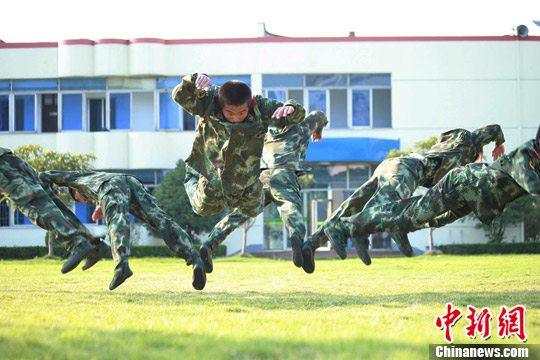 为全力打造精兵强将,中国武警水电二总队利用高温酷暑时节,组织