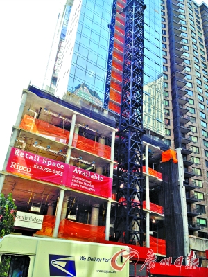 不久前，本报记者访美期间拍到的纽约一处重新开工建造的楼盘。美国房地产市场正在复苏。 记者李震摄