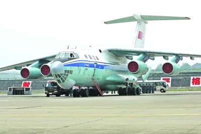 空军某运输团的停机坪上，“伊尔―76”型运输机等待升空。