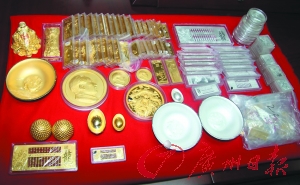 列车旅客行李箱内装有黄金成品57件，重8128克；白银30件，重4032克，总价值400万元人民币。