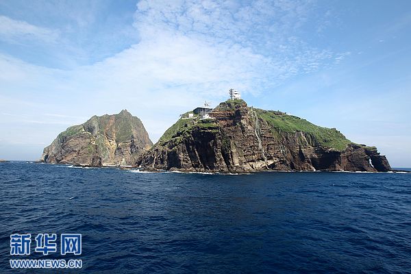 8月19日，在与日本存在主权争议的独岛（日本称竹岛）上，韩国政府人员等参加标志石的揭牌仪式。