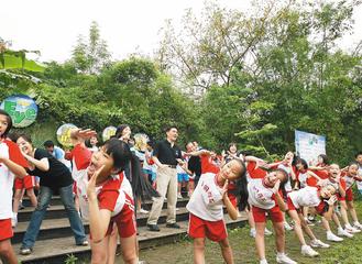 台北市教育局发起护眼大作战，图为市长郝龙斌（中）与公馆小学学生在校园内跳护眼操。台湾《联合报》