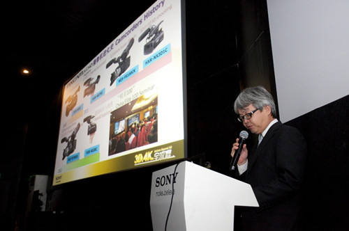 索尼数码影像集团影像产品设计部部长上田康夫介绍NEX-EA50