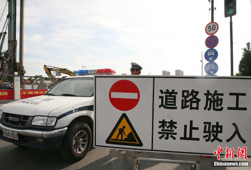 资料图：7月2日中午13时40分许，杭州一在拆的高架桥发生坍塌，事故造成1人死亡。记者从现场救援人员处了解到，事故已造成1人死亡，另有3人被送往医院。汪恩民摄