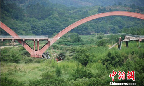 背景资料：中国近年桥梁坍塌事故一览(图)