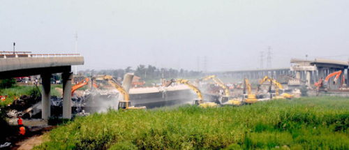 7月15日拍摄的津晋高速公路匝道桥坍塌事故现场。新华社发(王喜南摄)