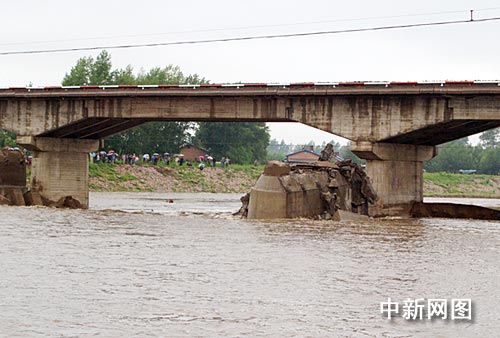 6月29日凌晨2时30分许，位于黑龙江伊春铁力市的西大桥发生塌方，7辆货车坠入呼兰河。