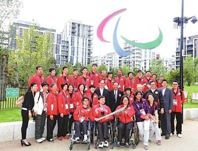 香港特区政府民政事务局局长曾德成（第二排右七）出席香港残奥代表团升旗仪式，并与港健儿合照。香港大公报