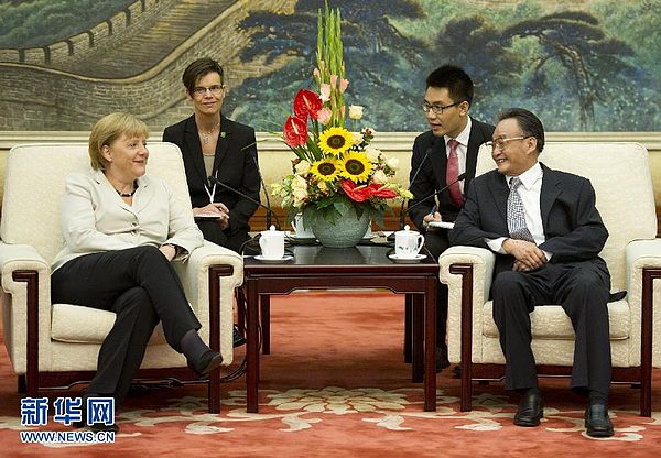 8月30日，中国全国人大常委会委员长吴邦国在北京人民大会堂会见德国总理默克尔。 新华社记者 黄敬文摄