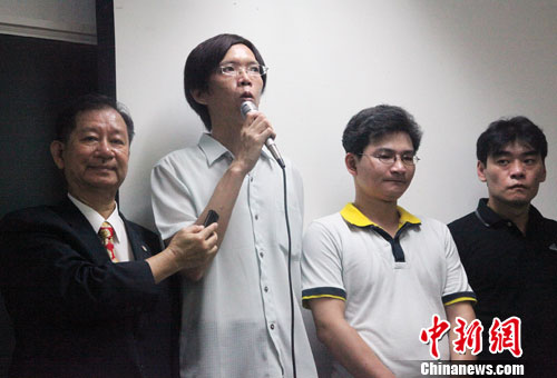 图为终审结束后，三位被告苏建和、刘秉郎、庄林勋（左2至左4）与参与义务辩护的著名律师许文彬（左1）对外界发表看法。中新社发 黄少华 摄