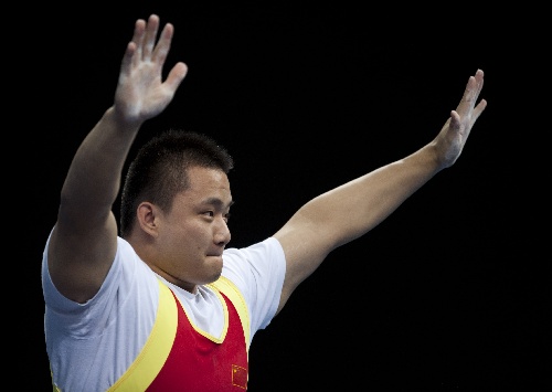 图文:男子举重67.5公斤级赛况 刘磊庆祝夺冠