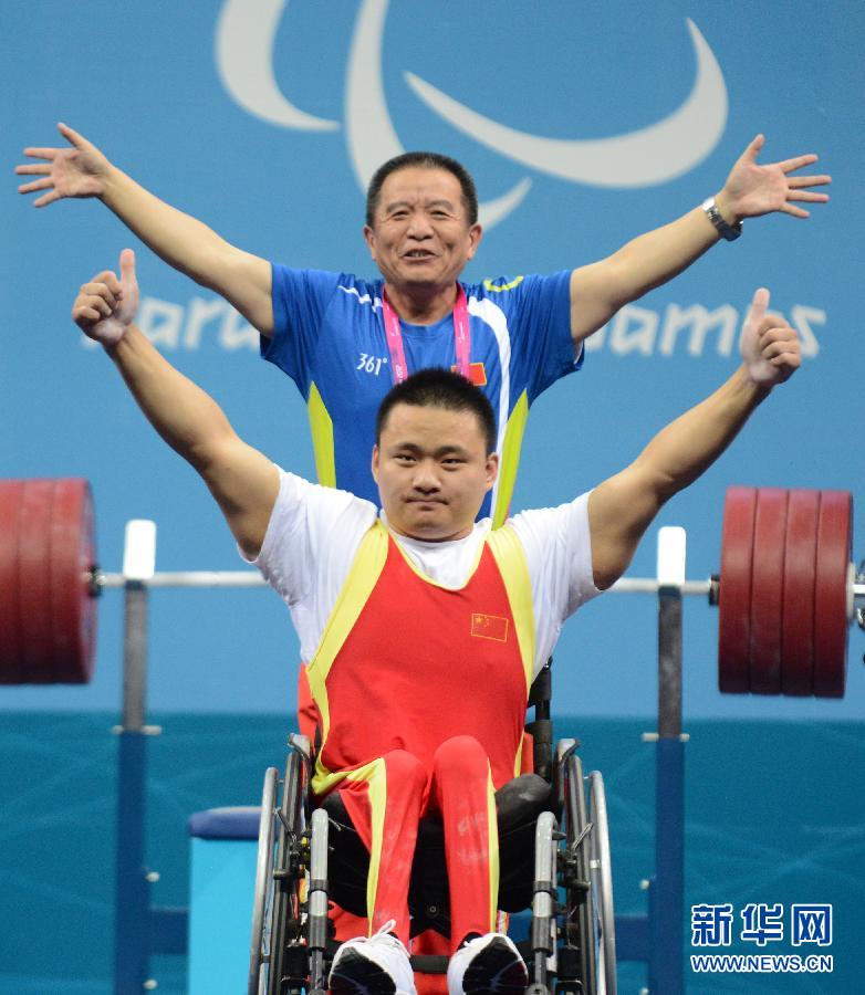 中国选手刘磊获得男子67.5公斤级金牌[组图]