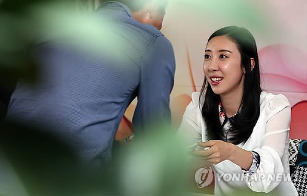 组图韩击剑美女申雅岚国内签售奥运一哭成名