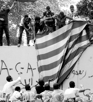 11日，数千名埃及民众在美国使馆前抗议，他们降下悬挂在美国使馆前的美国国旗、将其撕毁。
